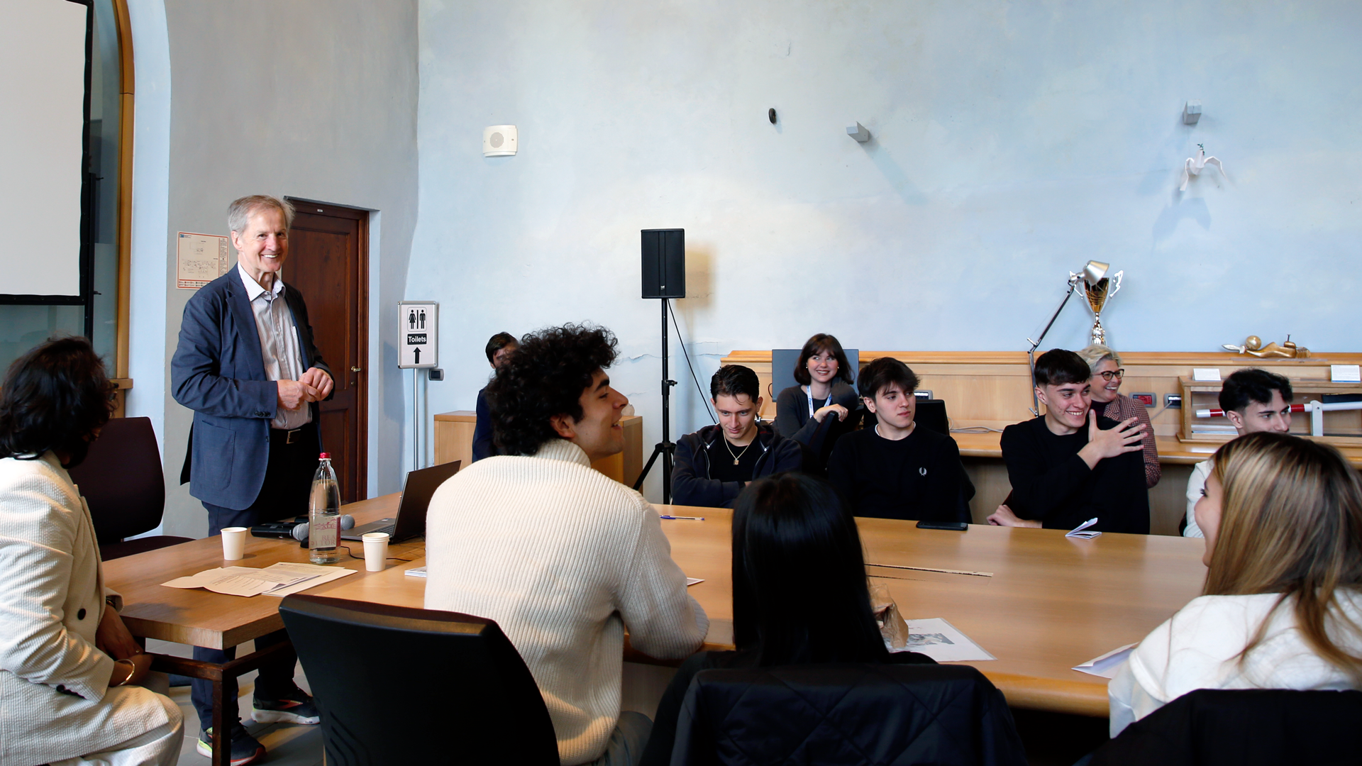 Former MEP Jo Leinen addresses high school students at the Historical Archives of the European Union.