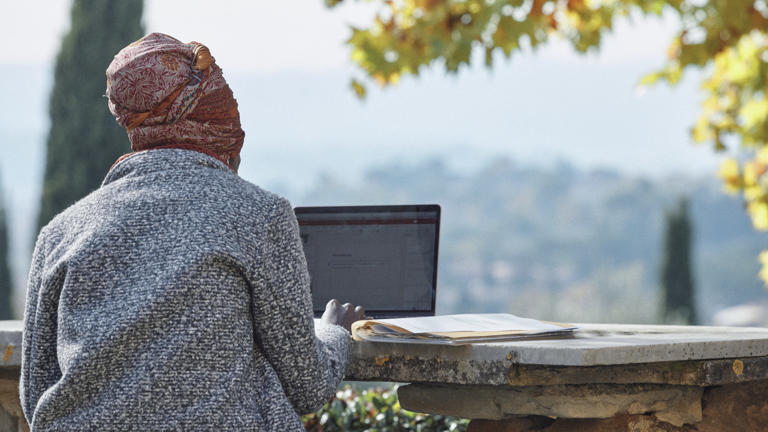 student-studying-in-gardens-badia-fiesolana